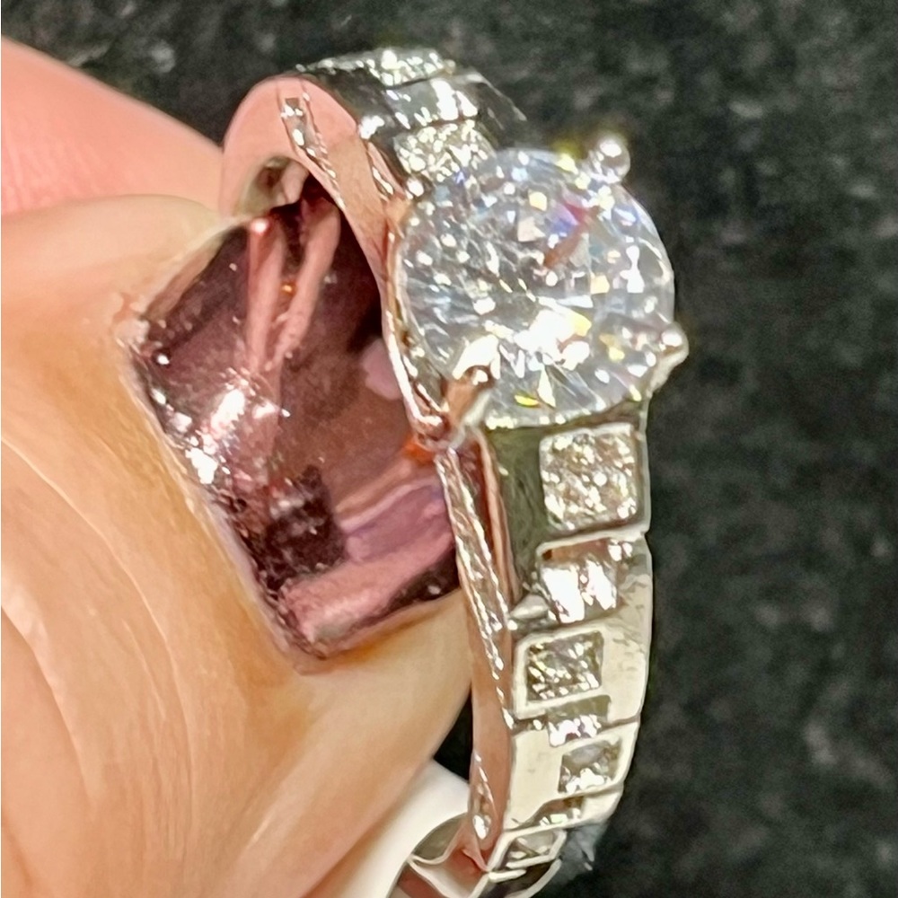 💍Sterling silver ring round solitaire with off set cross cross look side stones